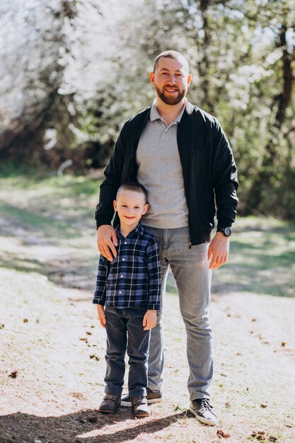 Giovane padre con figlio piccolo nel bosco