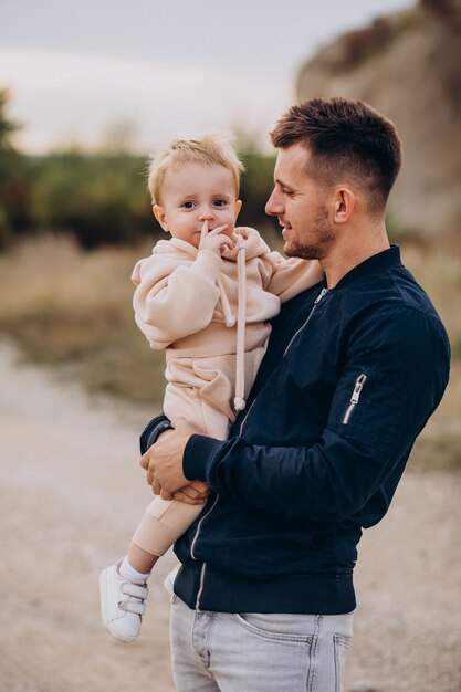 Giovane padre con il piccolo figlio nel parco