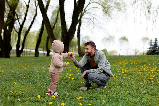 Giovane padre con il suo bambino all'aperto