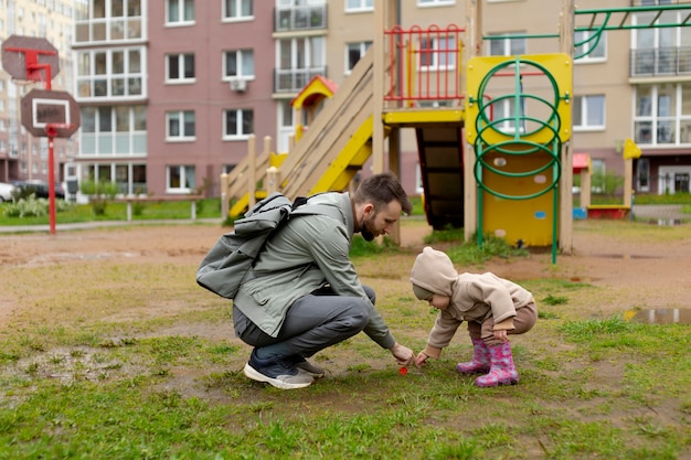 Giovane padre con il suo bambino