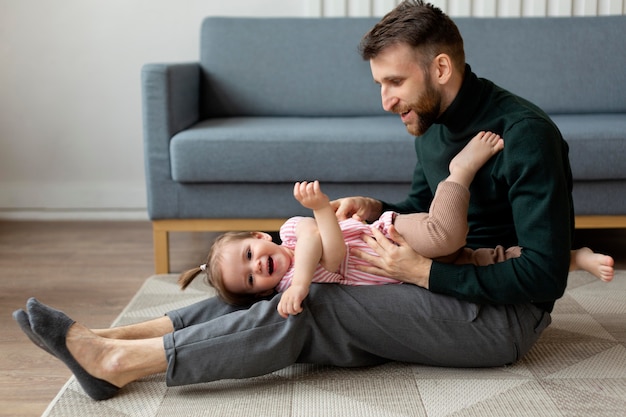 Giovane padre con suo figlio