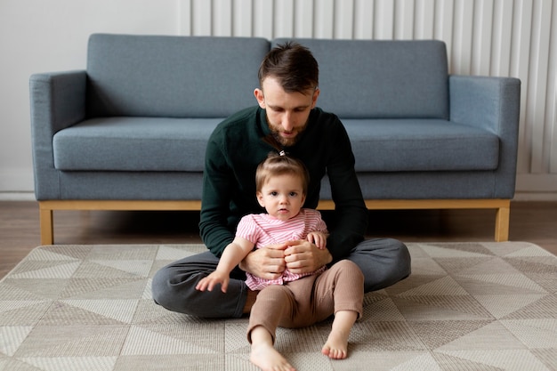 Giovane padre con suo figlio