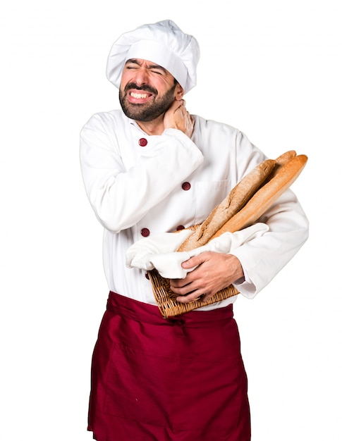 Giovane panettiere in possesso di un po &#39;di pane con dolore al collo