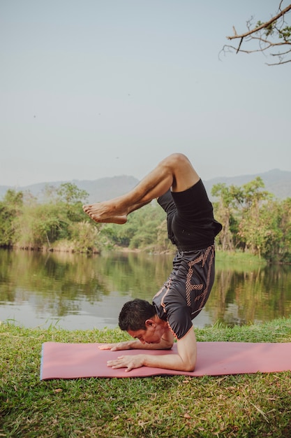 Giovane, posa, professionale, yoga