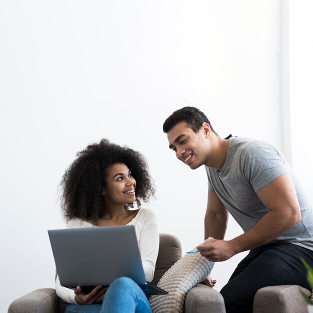 Giovane positivo e donna che lavorano insieme