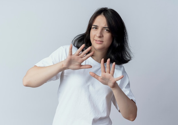 Giovane ragazza abbastanza caucasica dispiaciuta che non gesturing alla macchina fotografica isolata su fondo bianco