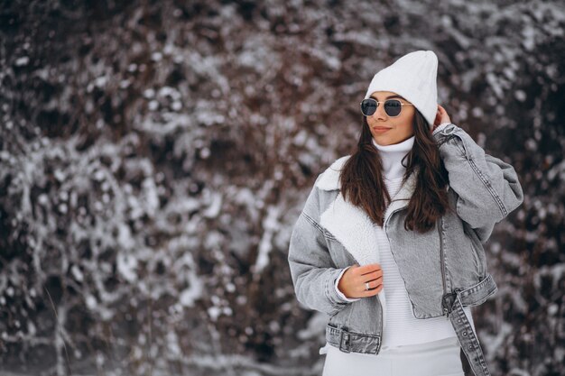 Giovane ragazza alla moda in un parco di inverno