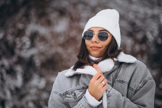 Giovane ragazza alla moda in un parco di inverno