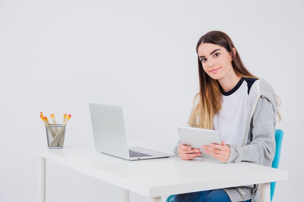 Giovane ragazza che lavora e che presenta