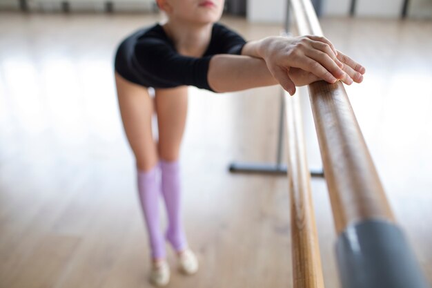 Giovane ragazza che si allena in ginnastica