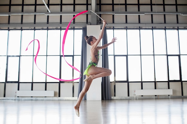 Giovane ragazza che si allena in ginnastica