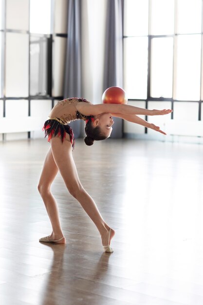 Giovane ragazza che si allena in ginnastica