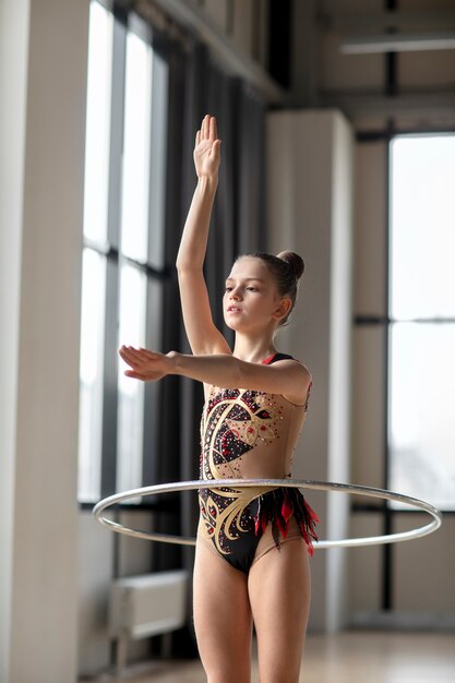 Giovane ragazza che si allena in ginnastica