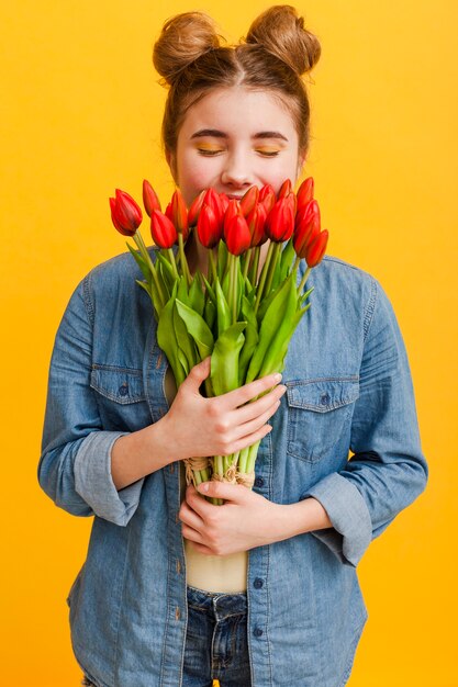 Giovane ragazza con fiori