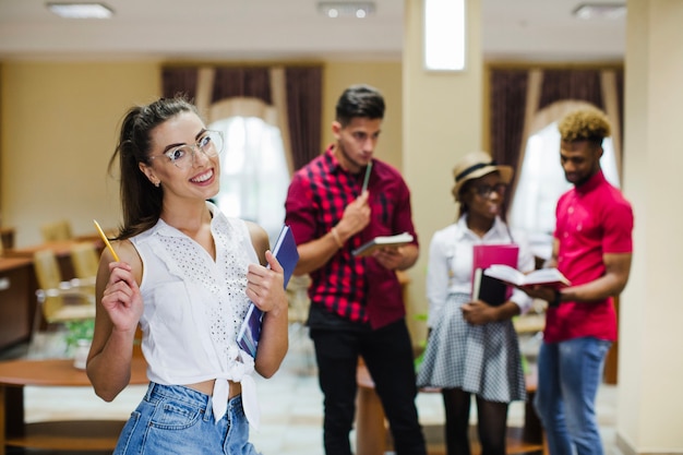 Giovane ragazza con i quaderni in aula