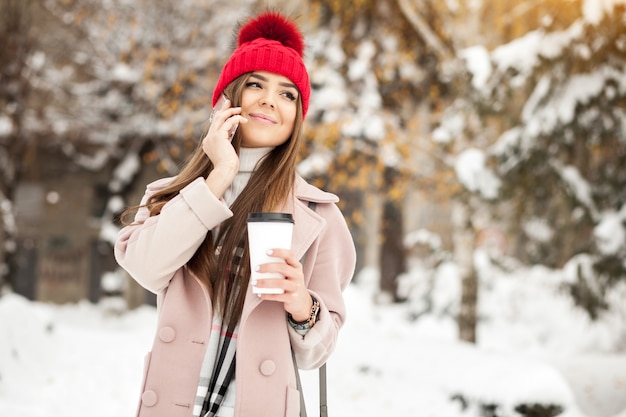 Giovane ragazza di neve bella moda