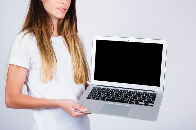 Giovane ragazza e computer portatile moderno