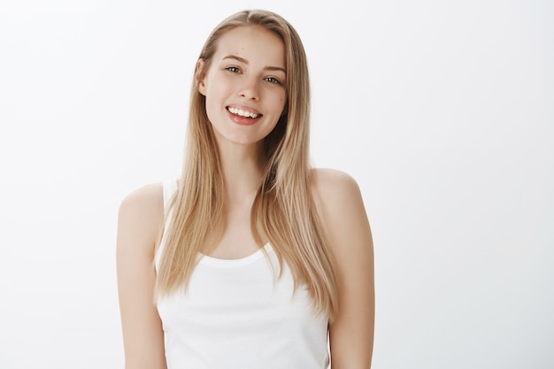 Giovane ragazza espressiva con capelli biondi