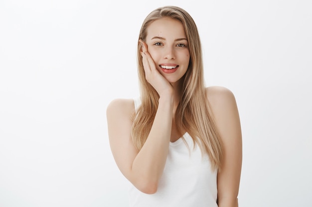 Giovane ragazza espressiva con capelli biondi