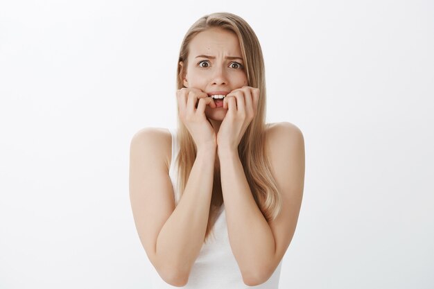 Giovane ragazza espressiva con capelli biondi