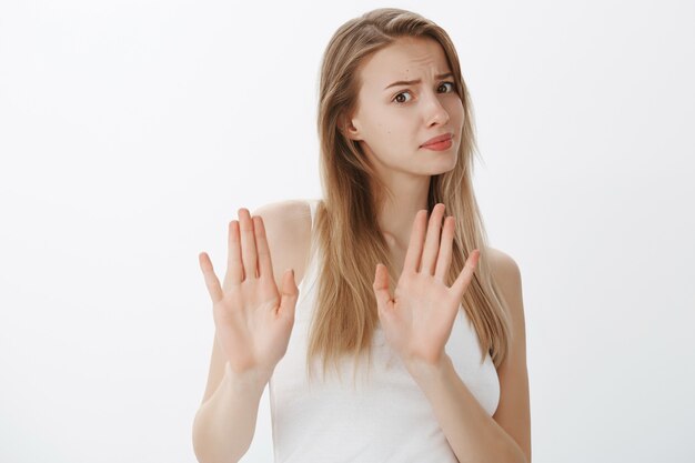 Giovane ragazza espressiva con capelli biondi