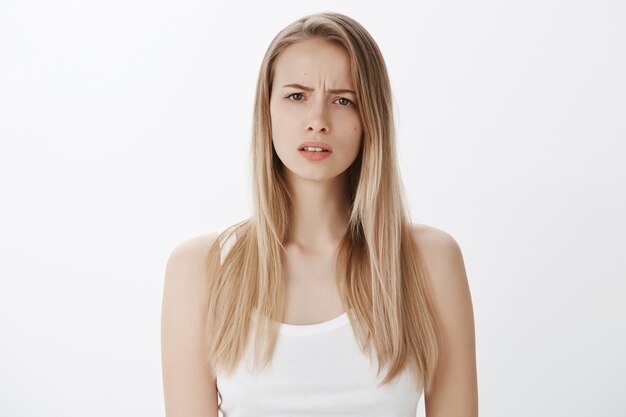 Giovane ragazza espressiva con capelli biondi