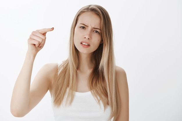 Giovane ragazza espressiva con capelli biondi