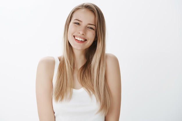 Giovane ragazza espressiva con capelli biondi