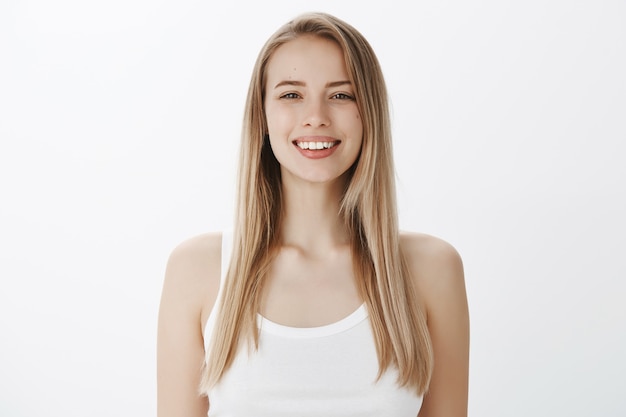 Giovane ragazza espressiva con capelli biondi