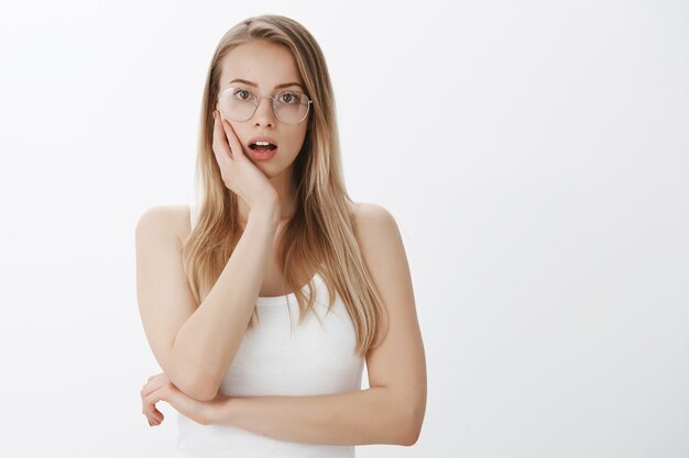 Giovane ragazza espressiva con capelli biondi