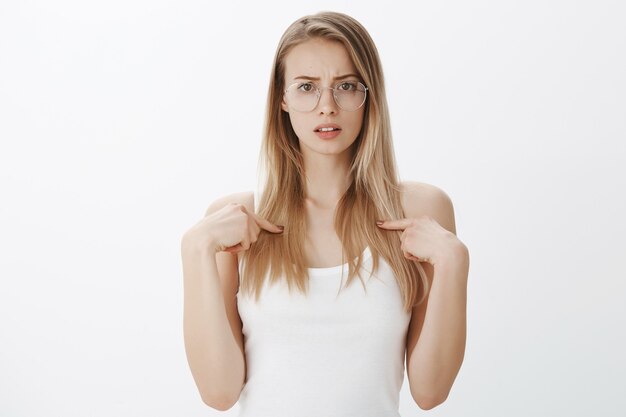 Giovane ragazza espressiva con capelli biondi