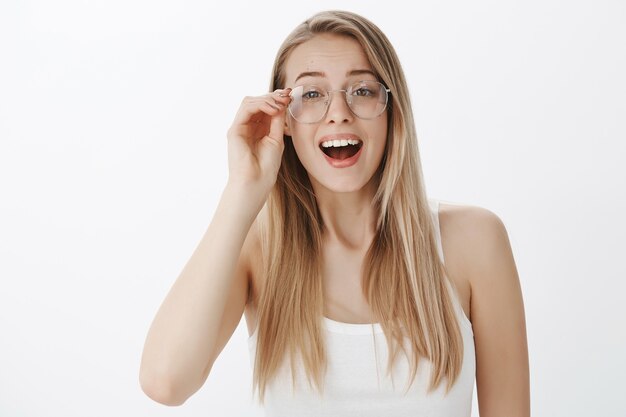 Giovane ragazza espressiva con capelli biondi