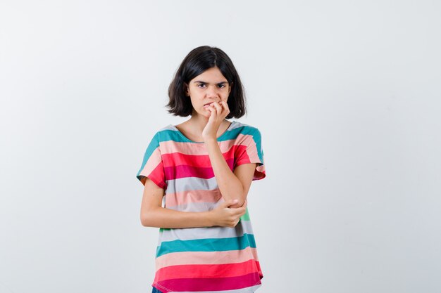 Giovane ragazza espressiva in posa in studio