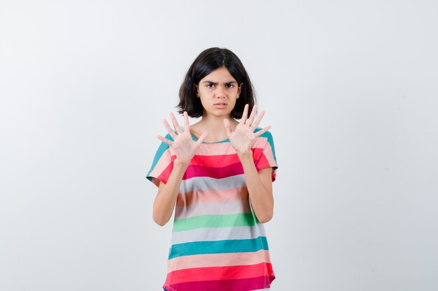 Giovane ragazza espressiva in posa in studio