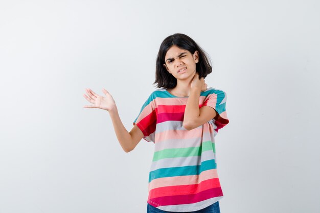 Giovane ragazza espressiva in posa in studio