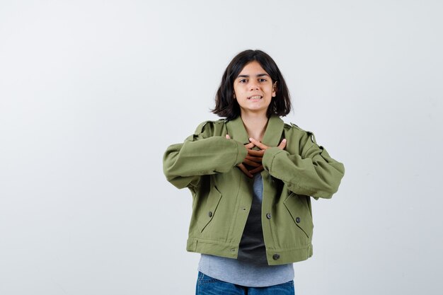 Giovane ragazza espressiva in posa in studio