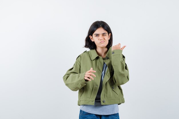 Giovane ragazza espressiva in posa in studio