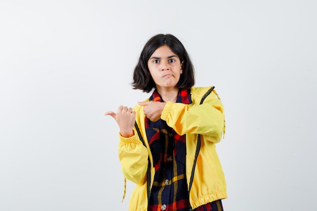 Giovane ragazza espressiva in posa in studio