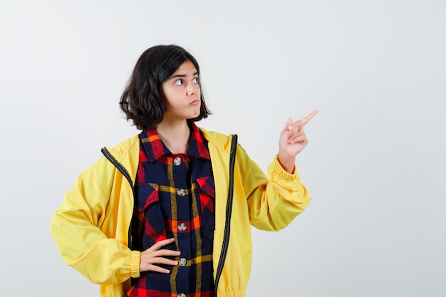 Giovane ragazza espressiva in posa in studio