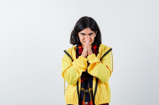 Giovane ragazza espressiva in posa in studio