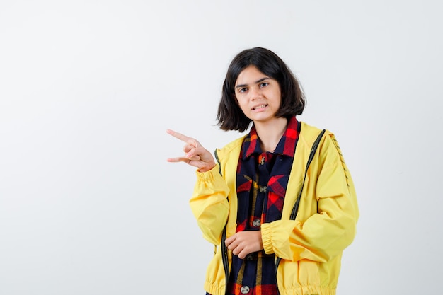 Giovane ragazza espressiva in posa in studio