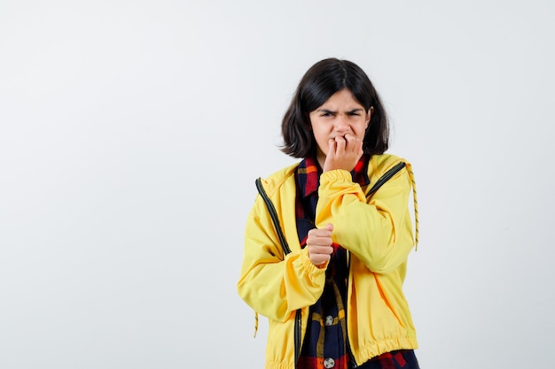 Giovane ragazza espressiva in posa in studio