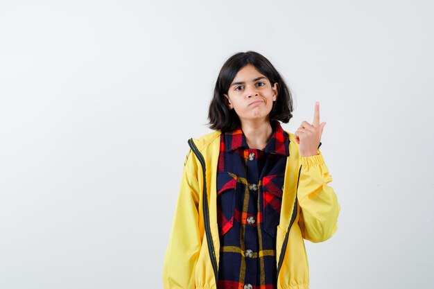 Giovane ragazza espressiva in posa in studio