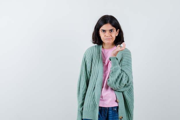 Giovane ragazza espressiva in posa in studio