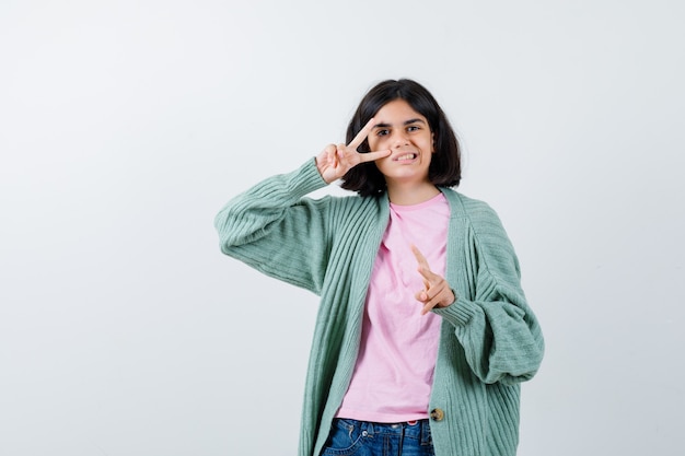 Giovane ragazza espressiva in posa in studio