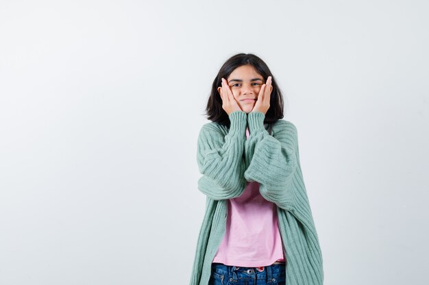 Giovane ragazza espressiva in posa in studio