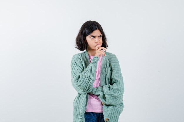 Giovane ragazza espressiva in posa in studio