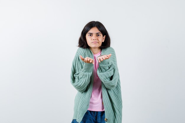 Giovane ragazza espressiva in posa in studio