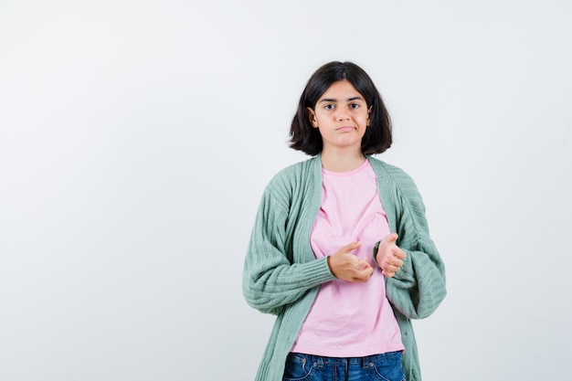 Giovane ragazza espressiva in posa in studio