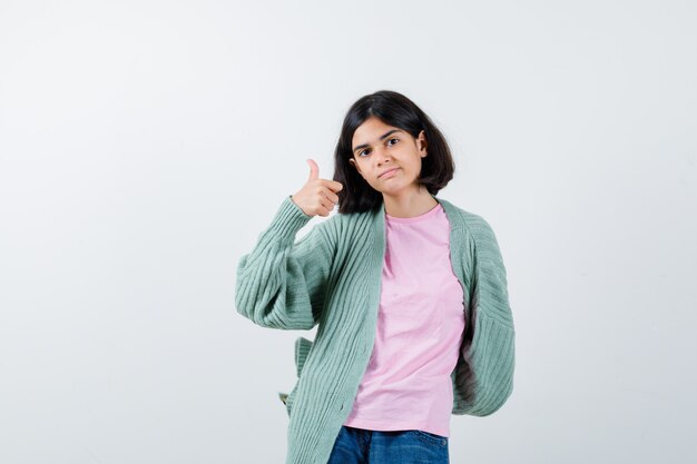 Giovane ragazza espressiva in posa in studio